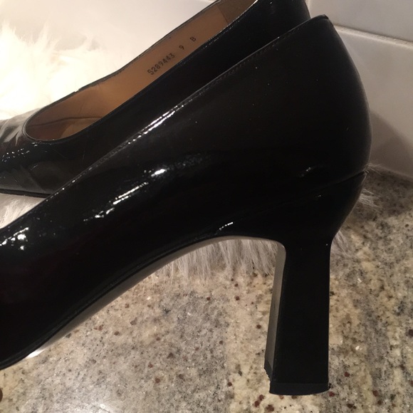 STUART WEITZMAN Black Patent Pumps - Picture 7 of 11